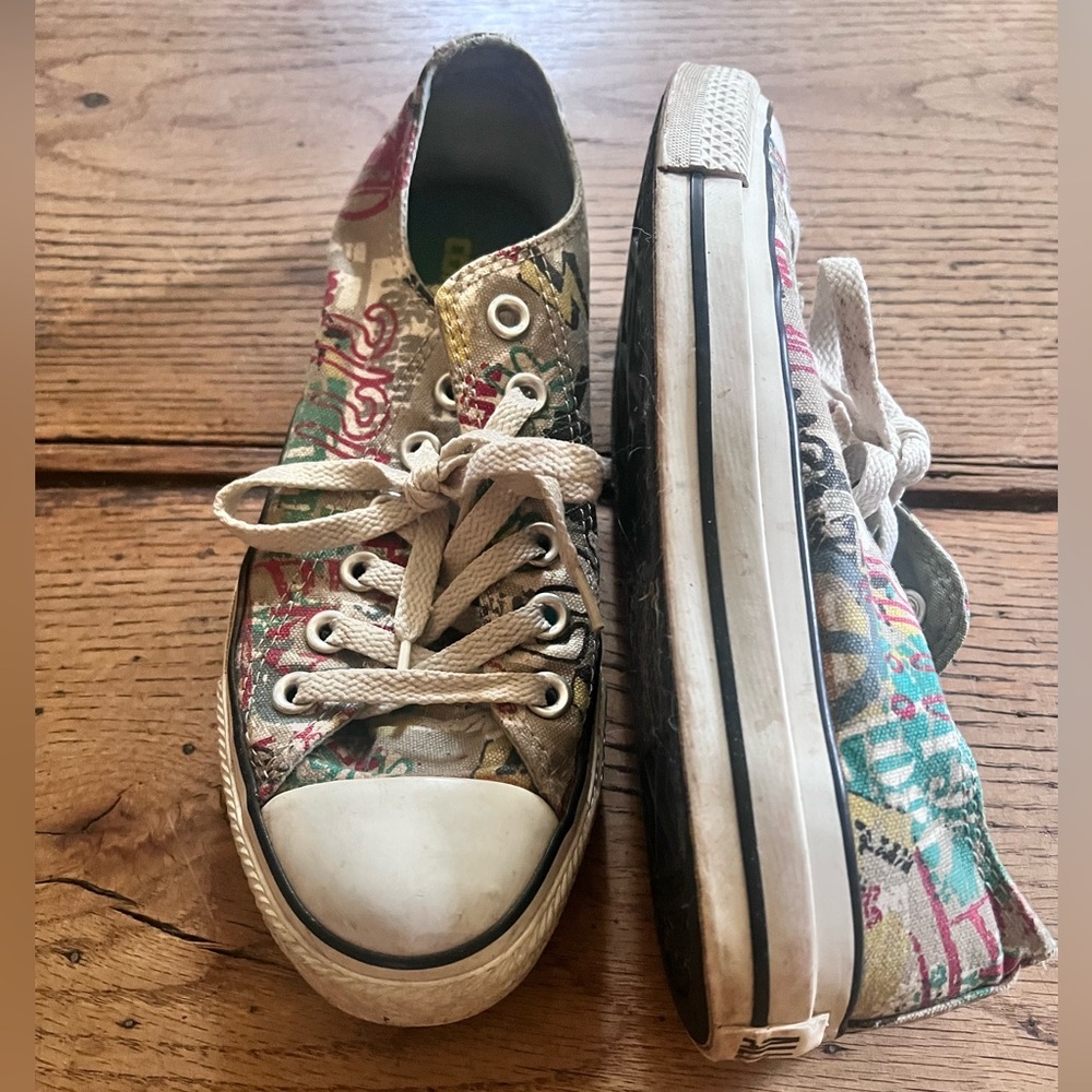 Vintage limited addition custom All Star converse. Grey w print. W 7 M 5